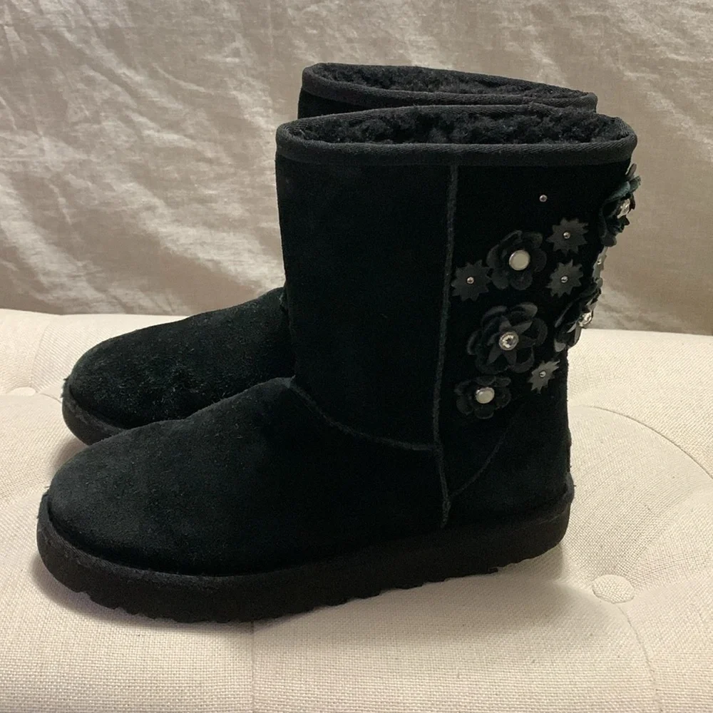 UGG WOMEN’S CLASSIC SHORT PETAL BLACK BOOTS SZ 10 WITCHY ACADEMIA ARTSY